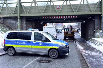 Bei dem Unfall wurde die   Eisenbahnbrücke vor einem Jahr schwer beschädigt. 