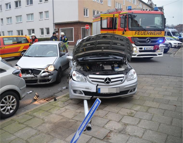 Schwerer Unfall in Geestemünde: Frau muss ins Krankenhaus Bei dem Unfall wurden beide Fahrzeuge schwer beschädigt.