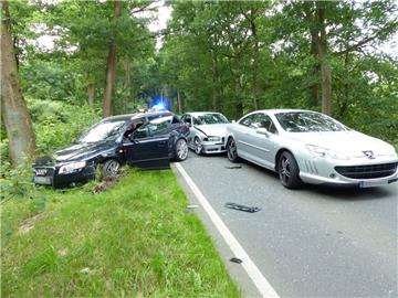 Bei dem Unfall wurden drei Autos erheblich beschädigt. 