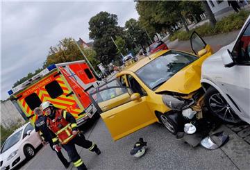 Bei dem Unfall wurden zwei Personen verletzt.