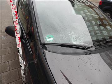Bei dem Unfall zersplitterte die Windschutzscheibe des Opel. 