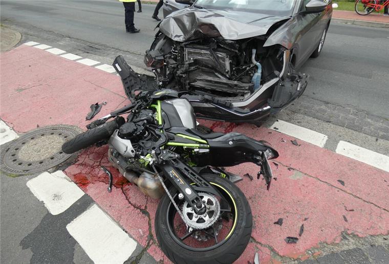 Schwerer Unfall in Geestland: 21-jähriger Motorradfahrer wird in Hecke geschleudert Bei dem Verkehrsunfall in Langen wurde ein 21-jähriger Motorradfahrer schwer verletzt.