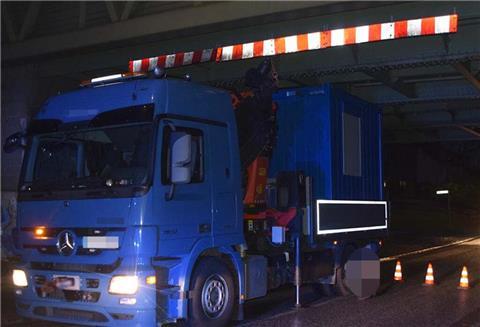 Lkw bleibt an Brücke hängen