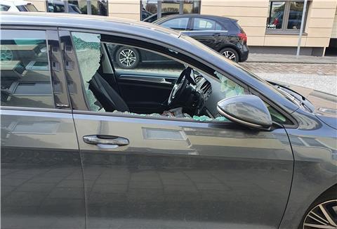 Bei dem VW Golf in der Prager Straße wurde die Seitenscheibe eingeschlagen.