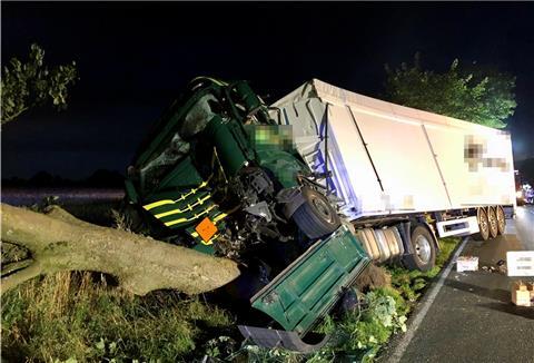 Bei dem Zusammenstoß eines Sattelschleppers mit einem Baum in Höhe des Pendlerparkplatzes zwischen Autobahn und Neuenwalde wurden das Fahrerhaus des Lkw schwer deformiert und der Fahrer schwer verletzt.