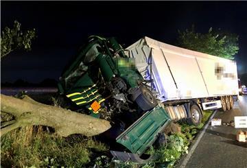 Bei dem Zusammenstoß eines Sattelschleppers mit einem Baum in Höhe des Pendlerparkplatzes zwischen Autobahn und Neuenwalde wurden das Fahrerhaus des Lkw schwer deformiert und der Fahrer schwer verletzt.
