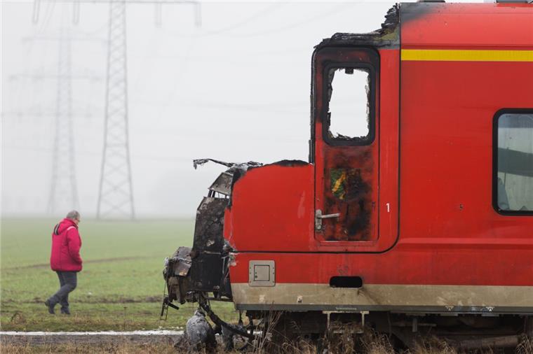 Bei dem Zusammenstoß mit einem Müllwagen wurde der Zug Ende Dezember stark beschädigt und fing Feuer. Nun gab es den nächsten Unfall an einem Bahnübergang.