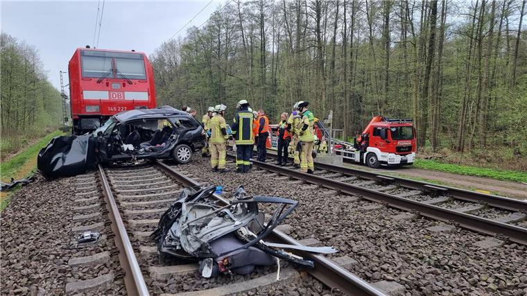 Ermittlungen nach tödlichem Bahnunfall „in vollem Gange“ Bei dem Zusammenstoß sind drei Menschen ums Leben gekommen.