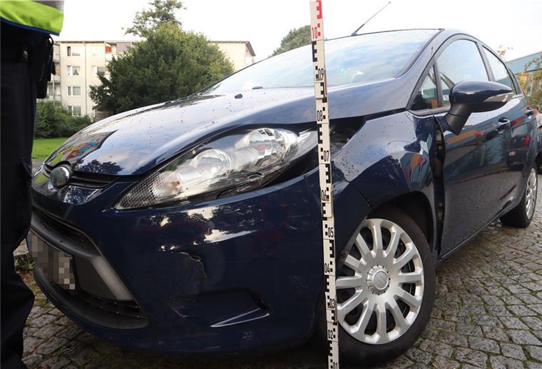 Lehe: Autofahrer rutscht beim Abbiegen weg Ein beschädigtes schwarzes Auto.