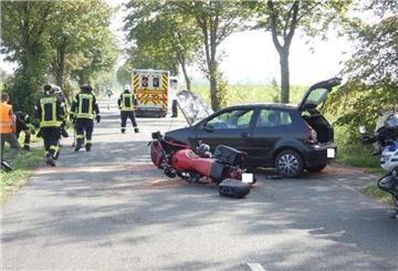 Bei dem Zusammenstoß zwischen einem Motorrad und einem Auto wurde der Motorradfahrer schwer verletzt.