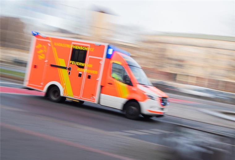 Ein Rettungswagen fährt mit Blaulicht durch die Innenstadt