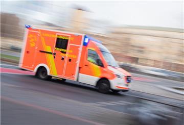 Ein Rettungswagen fährt mit Blaulicht durch die Innenstadt