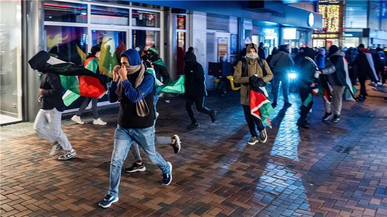 Redner nach antisemitischen Äußerungen bei Demo verurteilt Bei den Attacken in Amsterdam wurden nach Behördenangaben 20 bis 30 Menschen verletzt, die meisten leicht. (Archivbild)