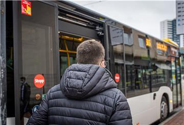 Bei den Fahrzeugen von Bremerhaven Bus sollen die Fahrgäste weiterhin Tür 2 und 3 für den Ein- und Ausstieg nutzen. 