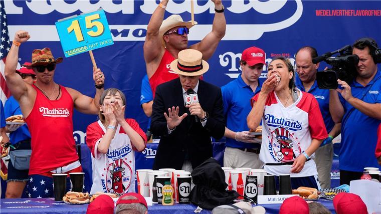 Bei den Frauen brachte es Titelverteidigerin Miki Sudo (rechts) auf 51 Hot Dogs.