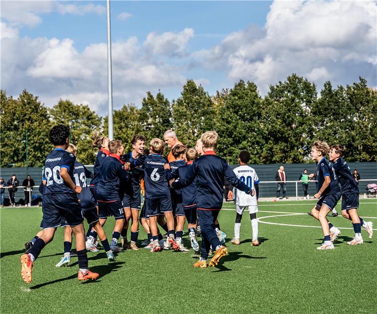 5 Jahre East-Mallorca-Cup-Qualifikationsturniere in Deutschland Fußballmannschaft jubelt