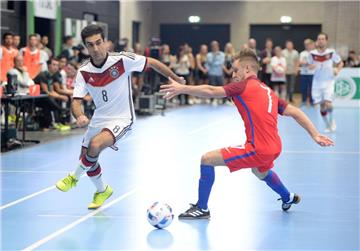 Bei den HSV-Panthers kicken Futsal-Könner wie Saboor Khalili (links).  Er gehört zum Kader der deutschen Nationalmannschaft. Foto Bockwoldt/dpa
