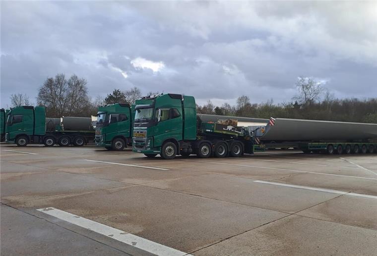 Polizei zieht Schwertransporter auf der A27 aus dem Verkehr Abgestellte Schwertransporte auf BAB27 Parkplatz.
