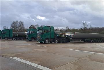 Abgestellte Schwertransporte auf BAB27 Parkplatz.