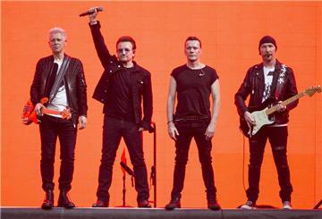 Bei den Konzerten in Las Vegas wird die irische Band U2 mit Sänger Bono (2.v.l), Gitarrist The Edge (r) und Adam Clayton (l), aber ohne Larry Mullen Jr. auftreten.