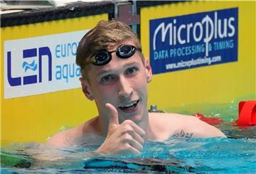 Bei den Olympischen Spielen in Tokio holte Florian Wellbrock Gold im Freiwasserschwimmen. Jetzt hat er seine Freundin Sarah Köhler geheiratet.