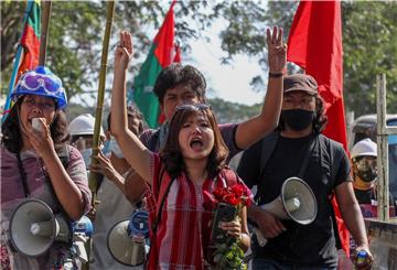 Demonstranten fordern die Freilassung der inhaftierten Regierungschefin Aung San Suu Kyi. Bei den Protesten gegen den Militärputsch in Myanmar geht die Polizei mit zunehmender Härte gegen die Demonstranten vor.