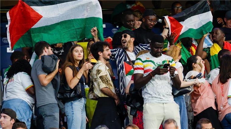 Zwischen Krieg und Medaillentraum: Israels spezielle Spiele Bei den Spielen der israelischen Fußballer gab es auf den Tribünen Proteste.