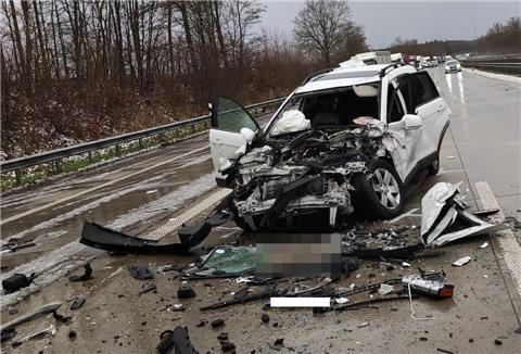 Bei den Unfällen aufgrund von Straßenglätte am Montag wurden auch mehrere Autos schwer beschädigt.