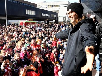 Bei der Abschlussparty der Fischtown Pinguins ließ sich Rob Bordson von den Fans feiern. 