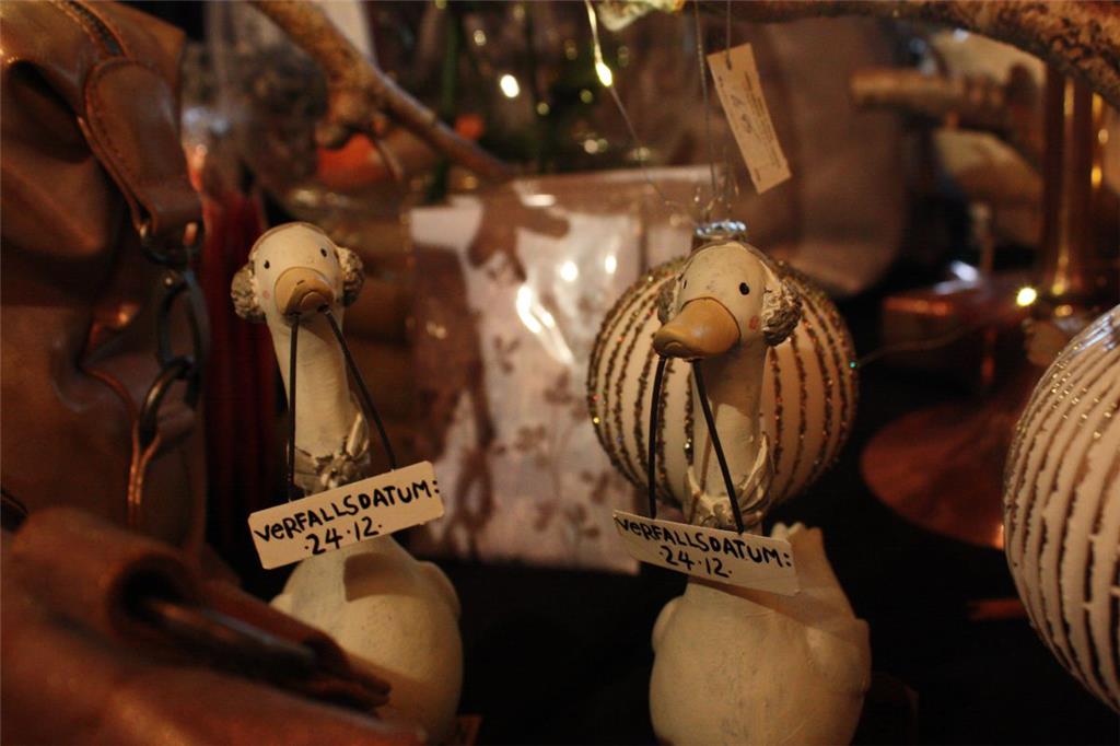 Bei der Adventsausstellung gab es Enten mit Verfallsdatum oder Schildern wie: „E...