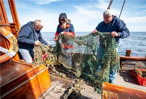 Bei der Aktion "Geisternetze Ostfriesland" suchen Taucher verloren gegangene Netze in der Nordsee.