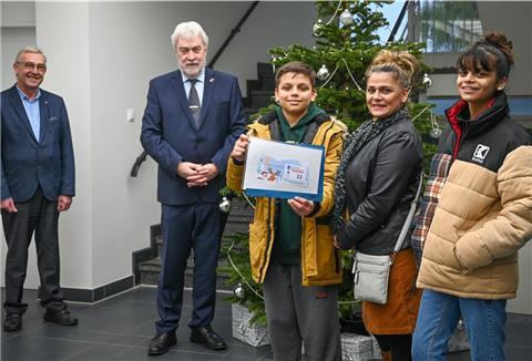 Friedrich-Wilhelm Gruhl, Geschäftsführer des Jobcenters, Stadtrat Uwe Parpart und Bahuz, Sultan und Sevin Soylu freuen sich über die Aktion „Kinderpass“. Die Gutscheine werden über das Sozialamt und das Jobcenter an 7000 Kinder in Bremerhaven verschickt.