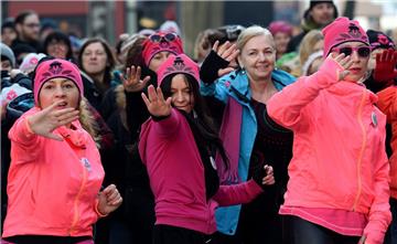 Bei der Aktion „One Billion Rising“ wollen die Teilnehmerinnen auf das Thema Gewalt gegen Frauen aufmerksam machen. Am 14. Februar tanzen die Teilnehmerinnen auch auf dem Rathausplatz in Zeven.
