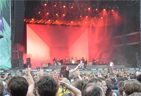 Bei der amerikanischen Band The Killers, die am Freitagabend spielte, ist Licht ein wichtiges gestalterisches Element der Bühnenshow. 
