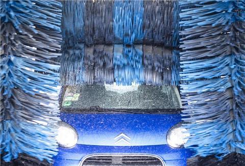 Auto in Waschanlage