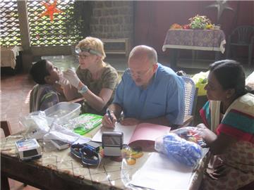 Bei der Behandlung müssen Dagmar und Ingolf Strauß in Indien oft improvisieren. Gut ausgestattete Kliniken gibt es eher selten.