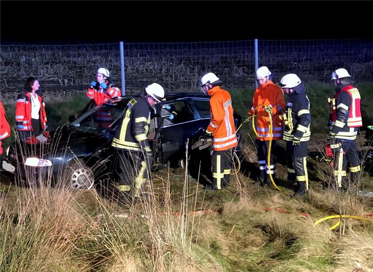 Drei Verletzte bei Verkehrsunfall auf der Hansalinie bei Bockel Bei der Bergung des Fahrers aus dem Unfallwagen agierten die Feuerwehrleute mit größter Vorsicht.