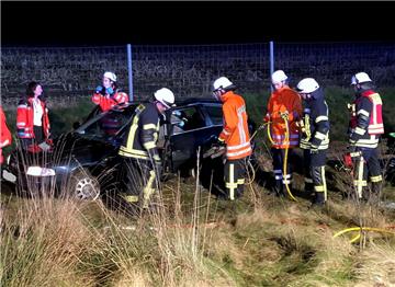 Bei der Bergung des Fahrers aus dem Unfallwagen agierten die Feuerwehrleute mit größter Vorsicht.