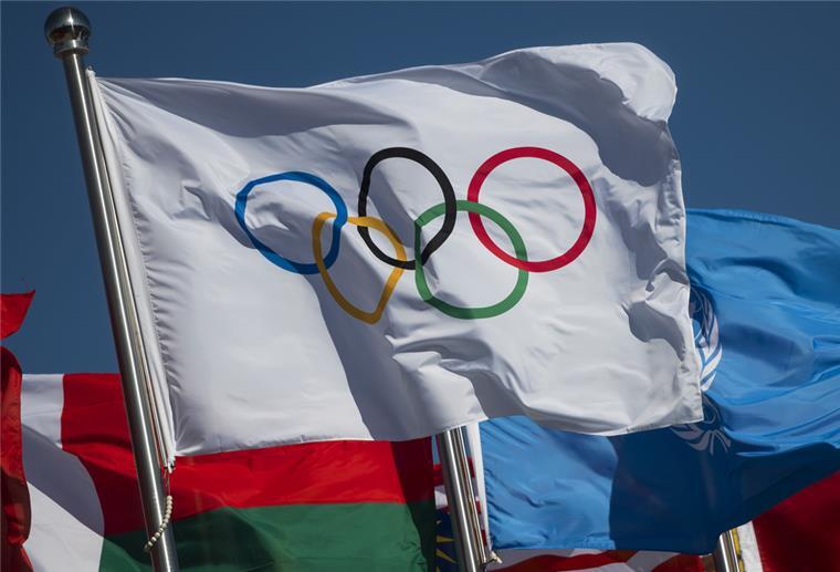 Sportbund will bei Olympia-Bewerbung neue Wege gehen Olympische Ringe auf einer Flagge