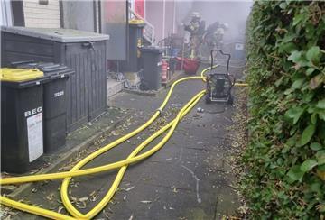 Bei der Brandbekämpfung n Wulsdorf waren 24 Feuerwehrleute im Einsatz.