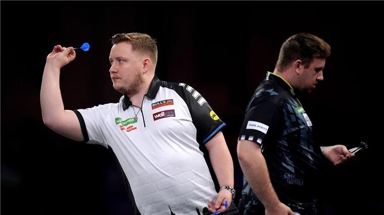 Bei der Darts-WM in London ist Schindler (l) raus, Rydz weiter.