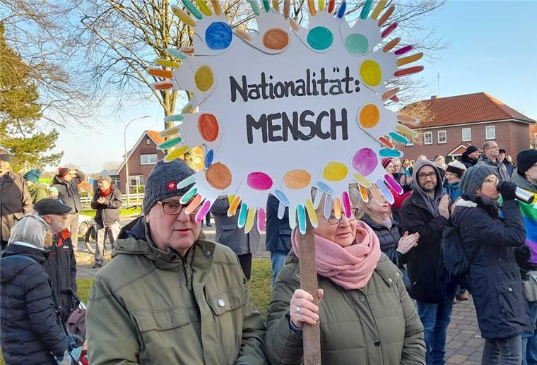 Bei der Demo gegen Rechtsextremismus in Beverstedt fallen viele Teilnehmer mit kreativen Plakaten auf.