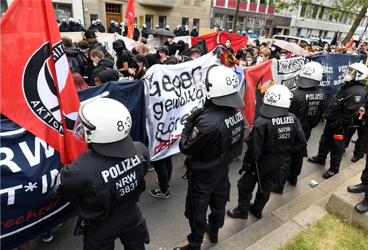 Massiver Polizeieinsatz bei Demo in Düsseldorf - Reporter attackiert Bei der Demo in Düsseldorf kam es zu Zwischenfällen.