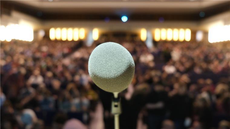 Bei der Deutschsprachigen Meisterschaft im Poetry Slam sind im Einzelwettbewerb 80 Autorinnen und Autoren angetreten. 