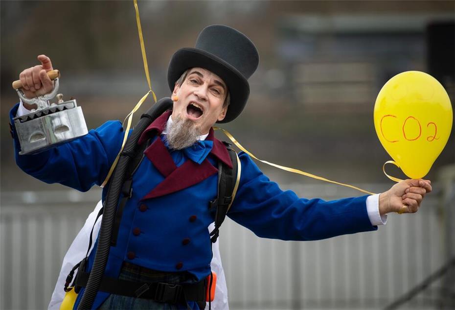 Ein sogenannter Eiswettenschneider bei der Bremer Eiswette