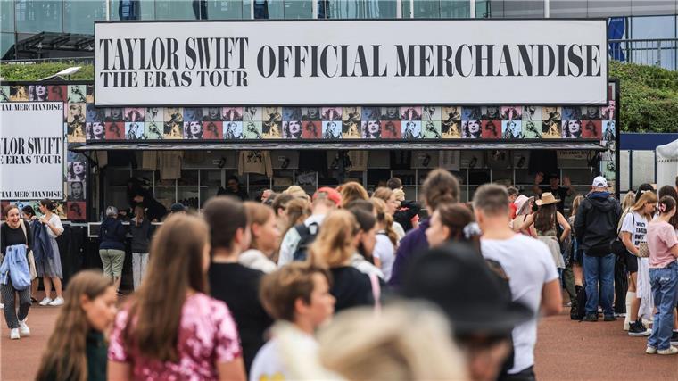 Bei der „Eras“-Tour von Taylor Swift 2024 in Gelsenkirchen standen viele Fans Schlange vor dem Merchandising-Stand. (Archivbild)