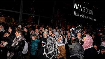 Bei der Eröffnung der Nan-Goldin-Retrospektive in Berlin gab es propalästinensische Proteste.