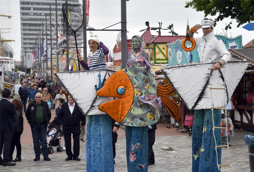 Bei der Eröffnung des zweiten Seestadtfestes war auch das Stelzentheater DeVil aus Kiel dabei.
