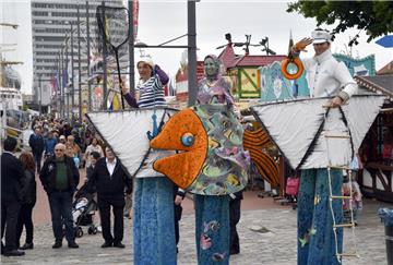 Bei der Eröffnung des zweiten Seestadtfestes war auch das Stelzentheater DeVil aus Kiel dabei.
