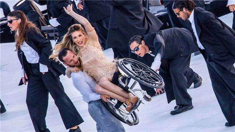 Paralympics-Eröffnungsfeier: Nachdenklich und spektakulär Bei der Eröffnungsfeier der Paralympics in Paris gab es ein buntes Showprogramm.